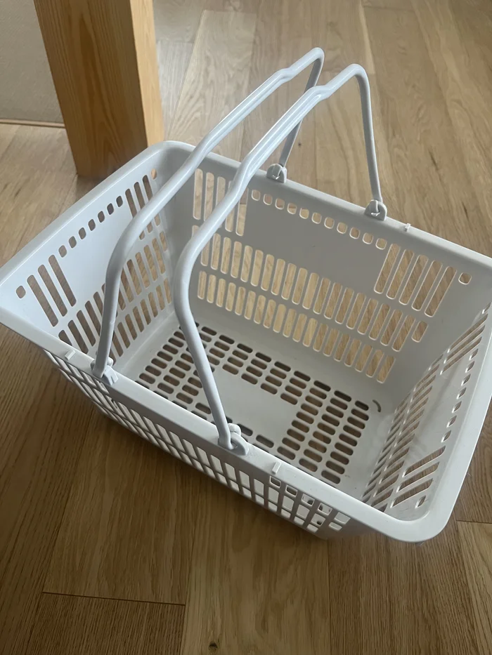 持ち手を上げた状態の小サイズかご