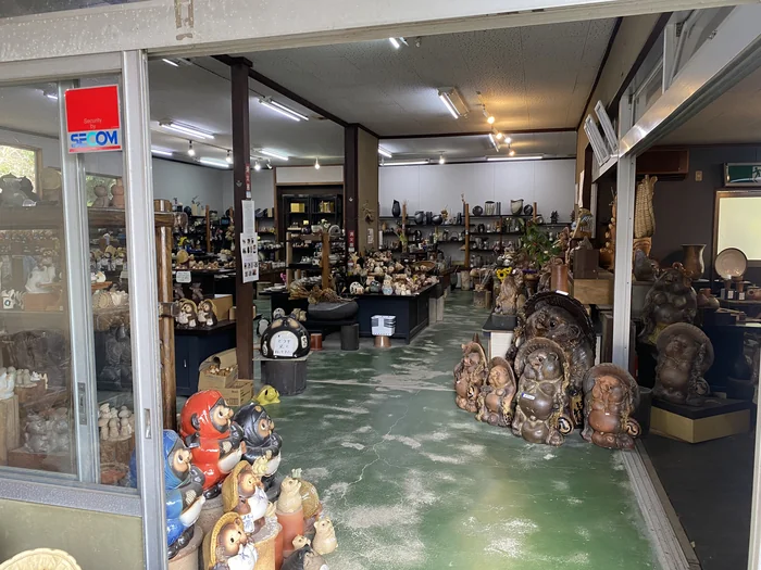 信楽焼の陶器が棚に並ぶ広い店内