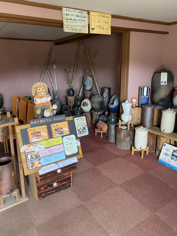 事務所内に並ぶ信楽焼の花器や陶器のディスプレイ