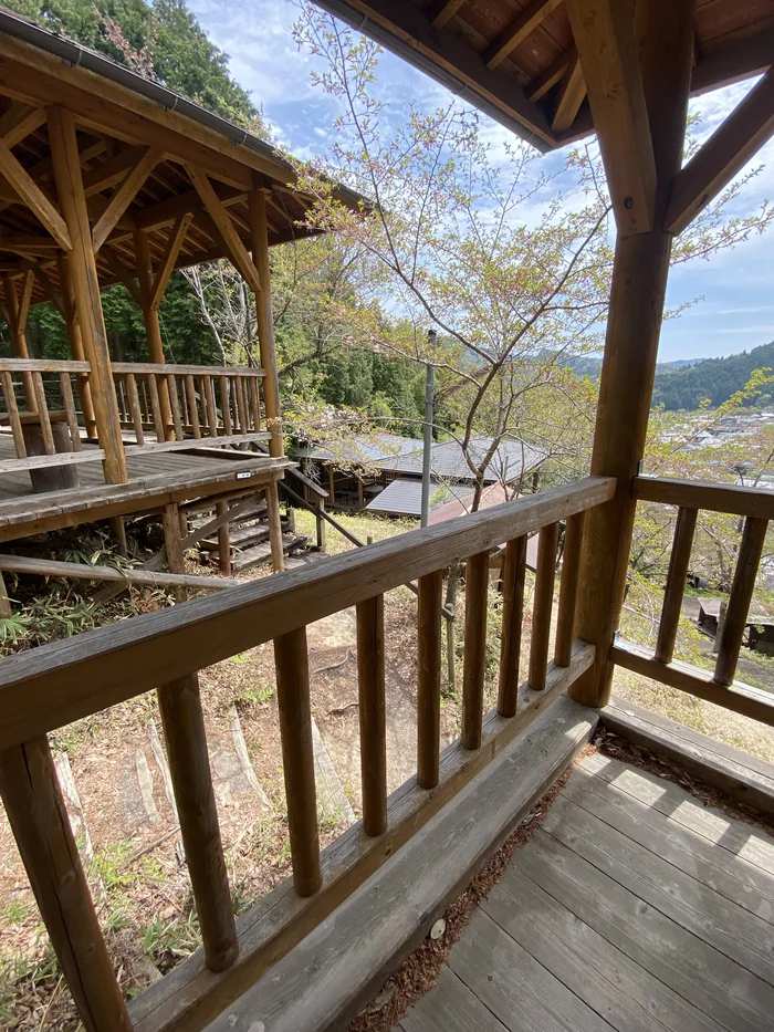 木製の展望デッキから見下ろす登り窯と信楽の街並み