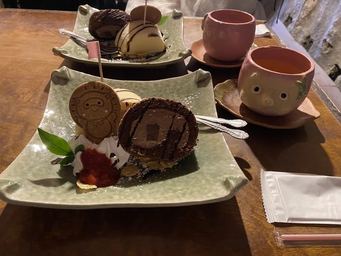 ぽんぽこセット2人前、ロールケーキと狸クッキー、狸のカップ