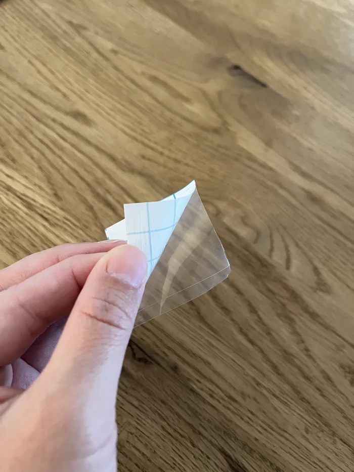 カットしたフィルムのはくり紙を剥がす様子