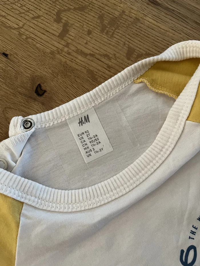 子供服のタグにフィルムを貼り付けた状態