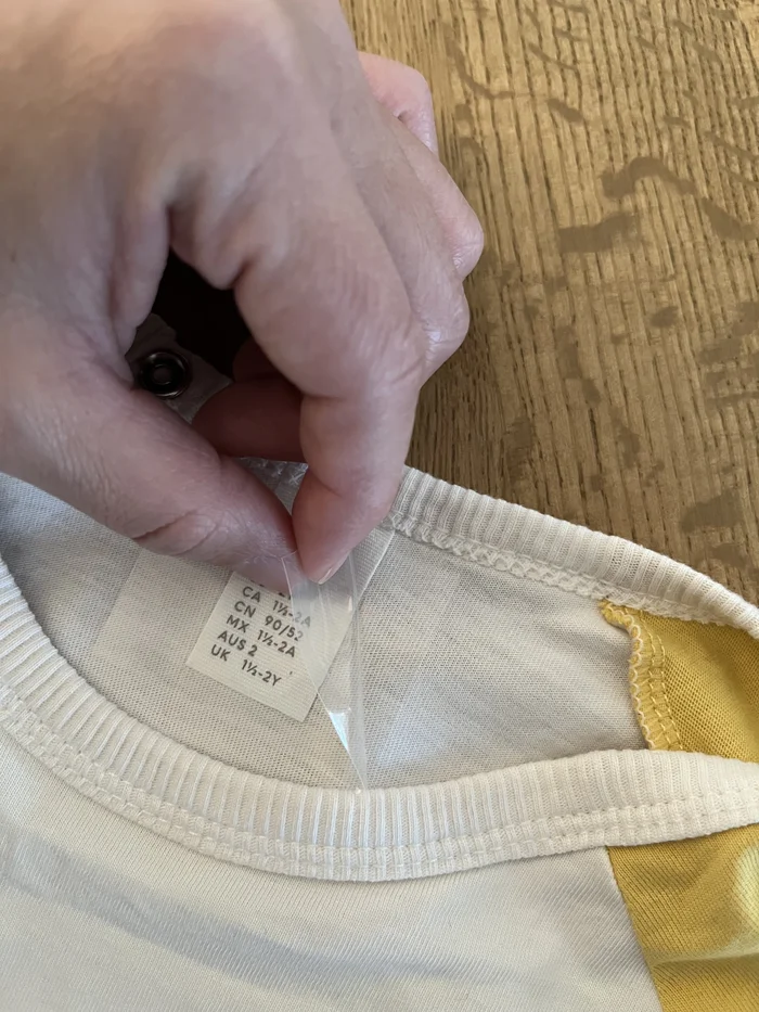 表面の透明フィルムを慎重に剥がす様子