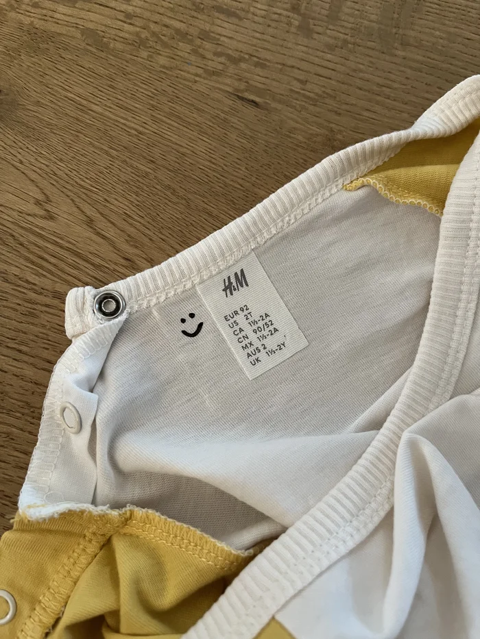 フィルムの上に油性ペンでスマイルマークを書き込んだ様子