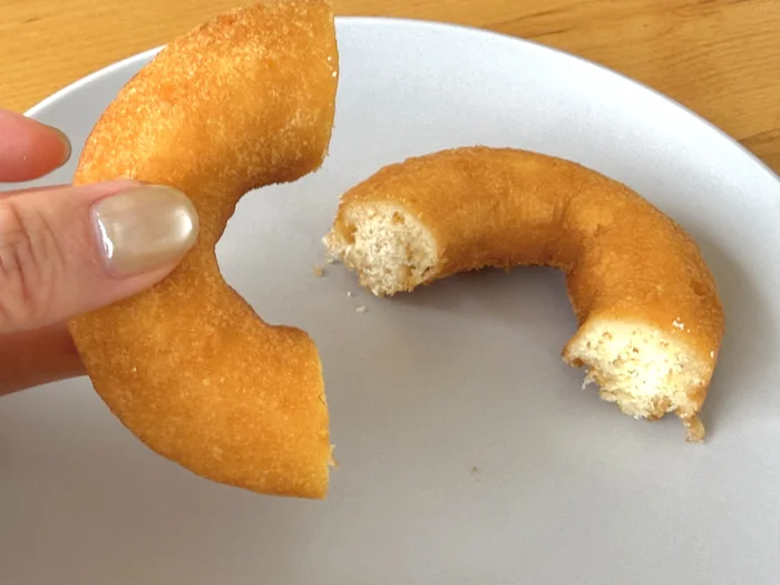 糖質50%オフ ドーナツを手で割る様子