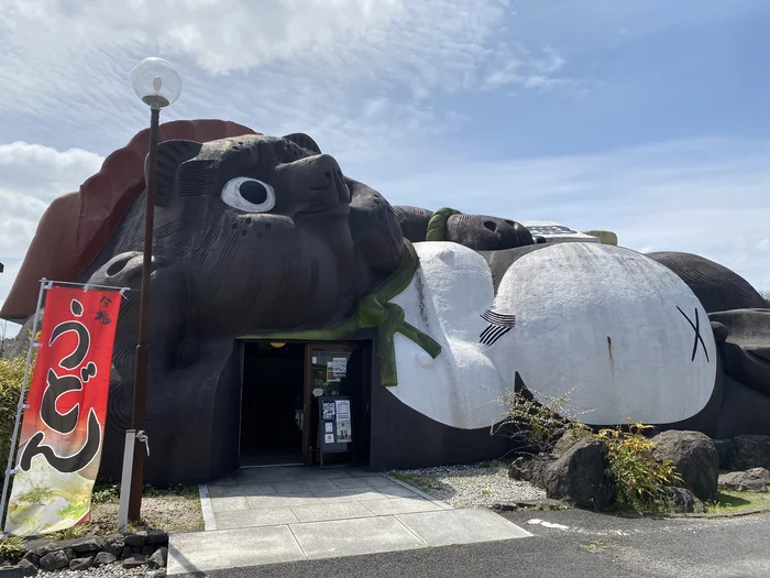 狸家分福の巨大な狸の建物正面、お腹が入口