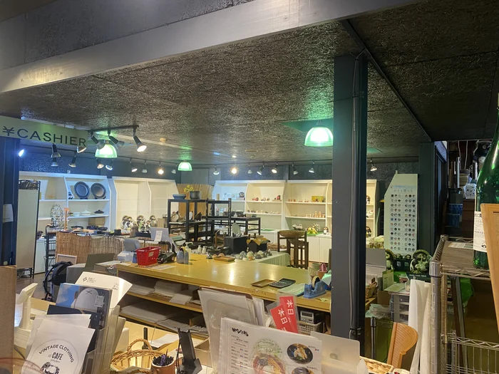 レジ横の信楽焼や小物の物販コーナー