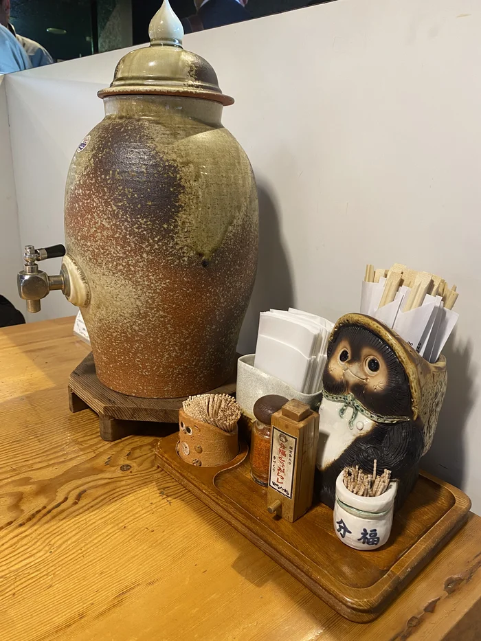 テーブルの信楽焼の水瓶と狸の箸入れ