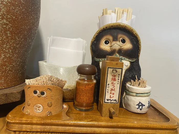 狸の割り箸入れ、七味、「分福」の爪楊枝入れのアップ