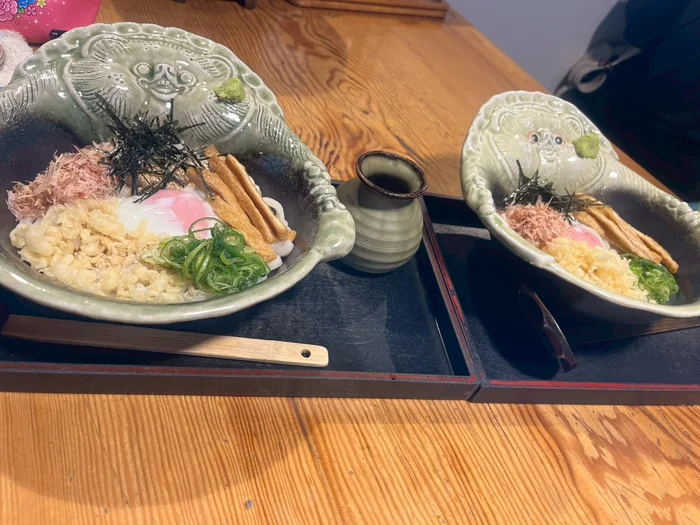 2人分の狸うどんが並ぶ、器の狸の表情がそれぞれ異なる