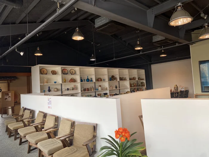 棚に信楽焼の皿や花器が並ぶ陶器の売り場