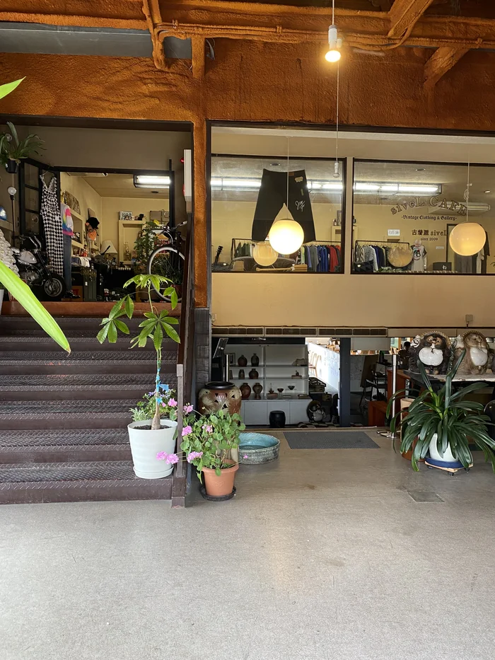 階段を上った先のSIVEL VINTAGE CLOTHING CAFE入口