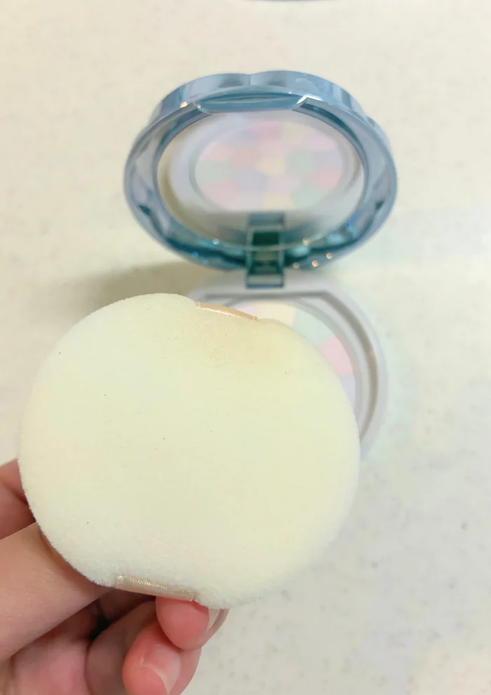 付属のパフを手に持ったアップ