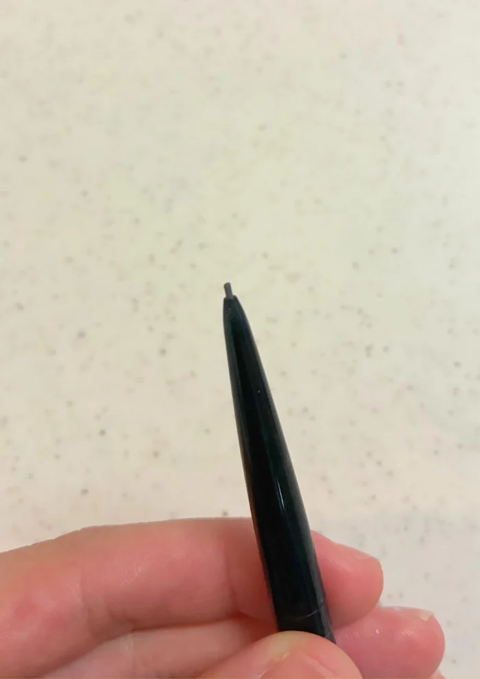 セザンヌ超細芯アイブロウ 芯を出した状態のクローズアップ