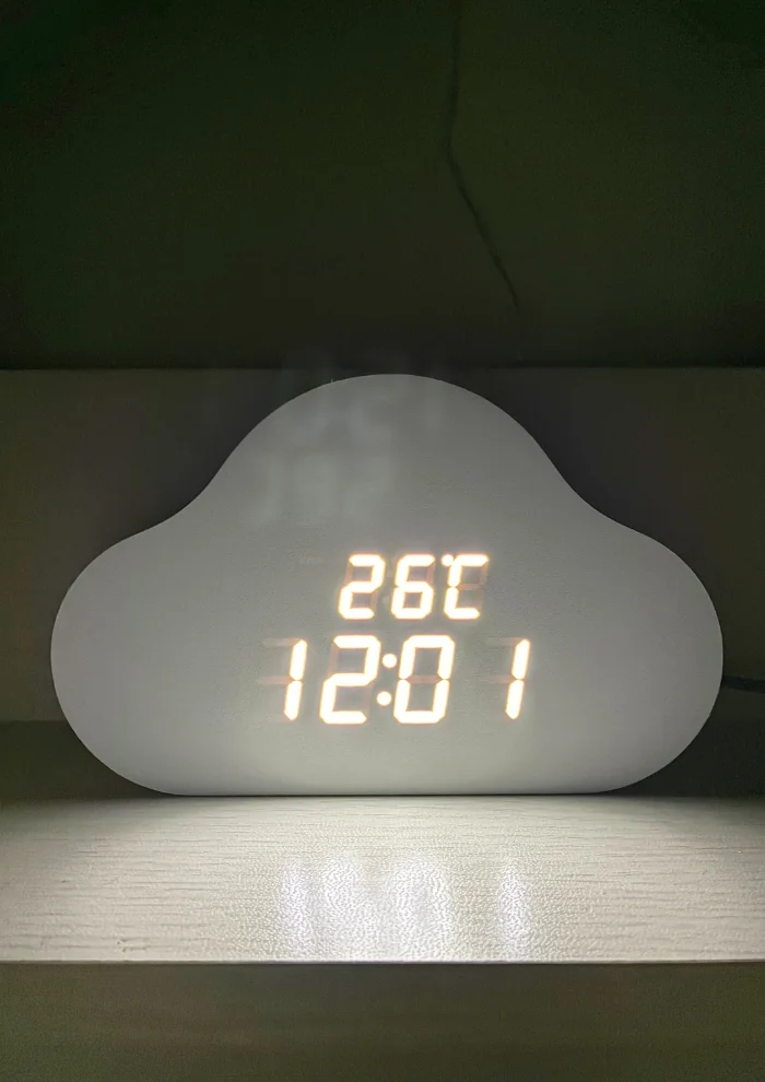 デコホーム LEDデジタル時計 暗い部屋での点灯状態