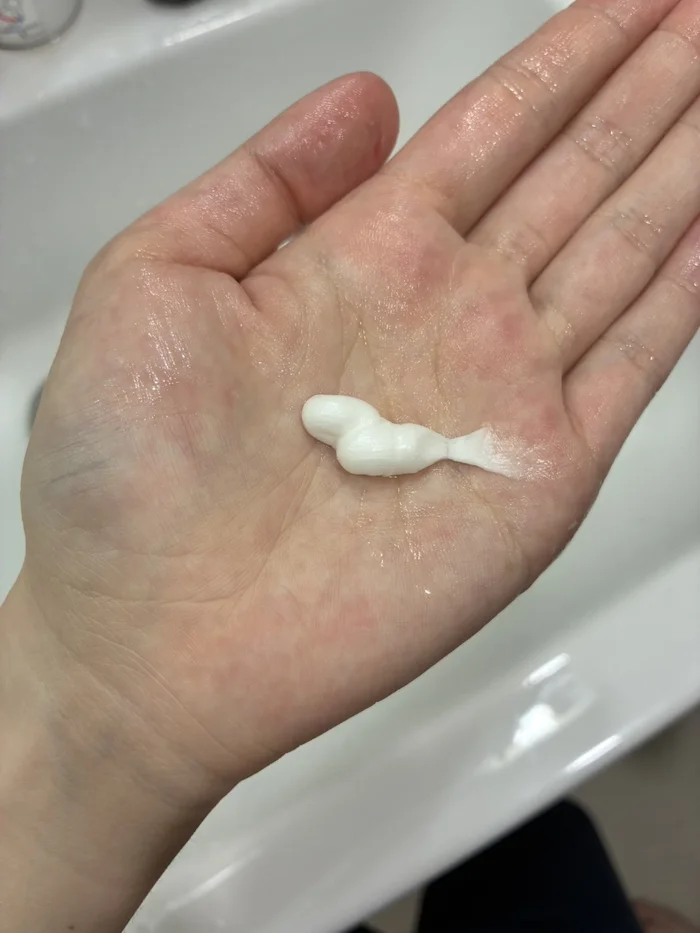 手のひらに出した洗顔料
