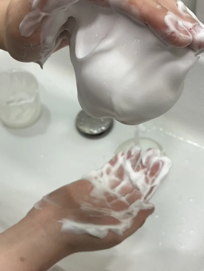 手を逆さにしても落ちない泡