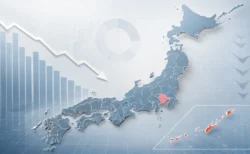 下降する棒グラフと矢印を背景に関東地方が赤くハイライトされた日本地図の経済低迷イメージ