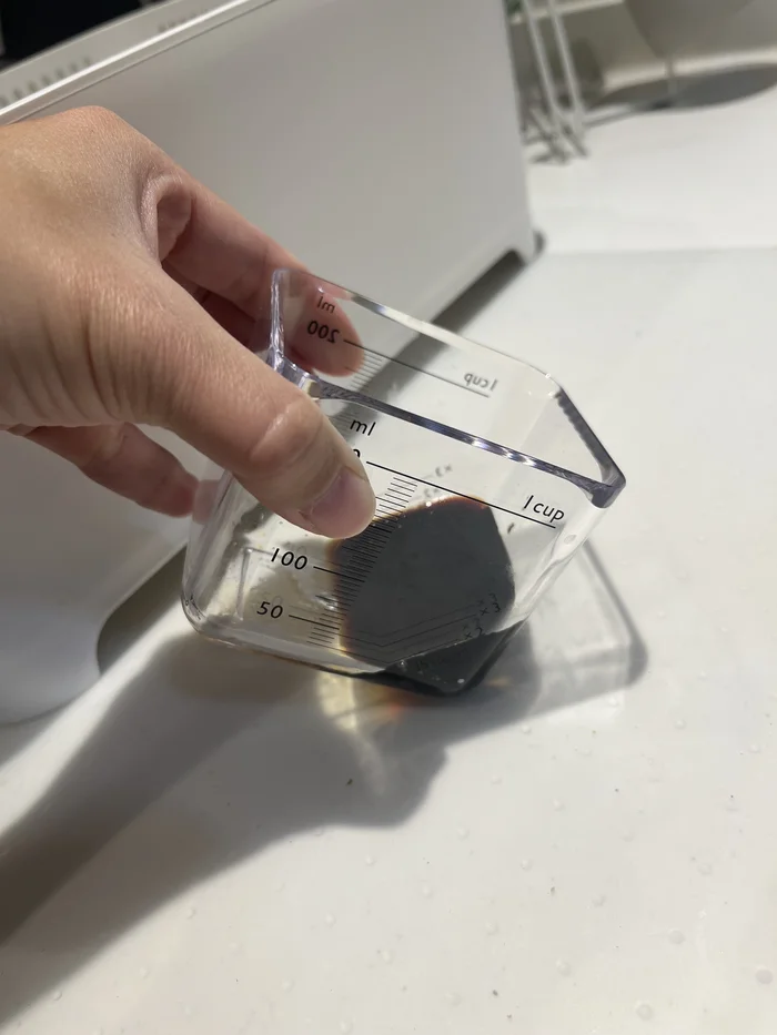 monolim計量カップを傾けて醤油大さじ2を計量している様子