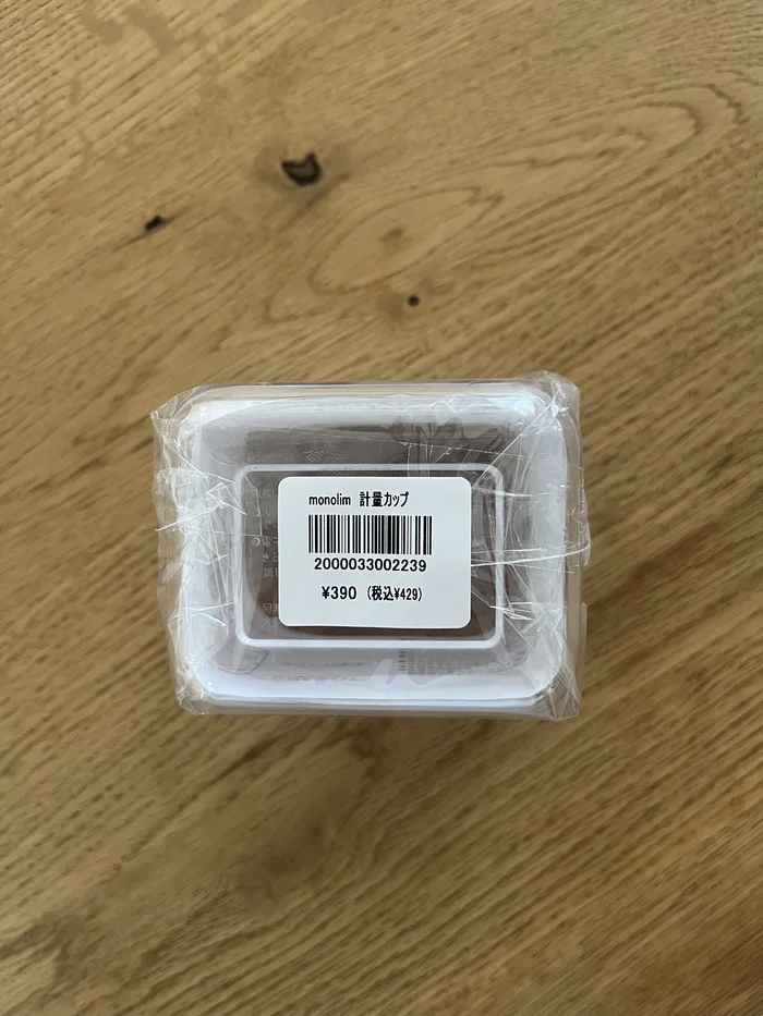 商品袋の上から貼られた値段シール