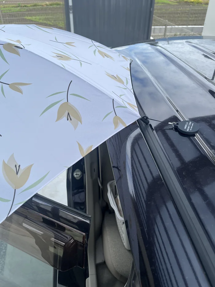 画像 雨の日に車のボディにLAKOLE傘マグネットマーカーをくっつけた様子