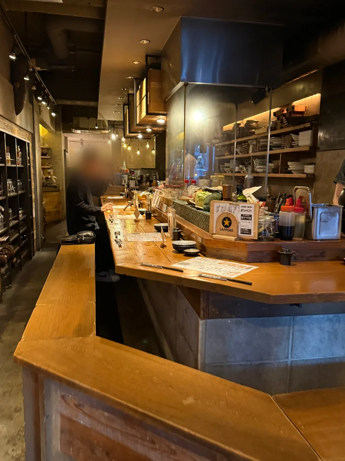画像 めっけもんの店内、奥行きのあるカウンター席