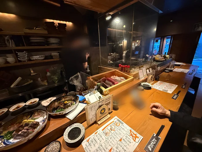 画像 めっけもんのカウンター越しに見える厨房、料理人と氷桶