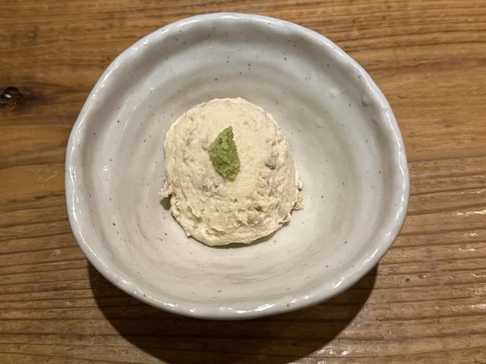 画像 めっけもんの初日のお通し、白い陶器に盛られたクリーミーなディップとわさび