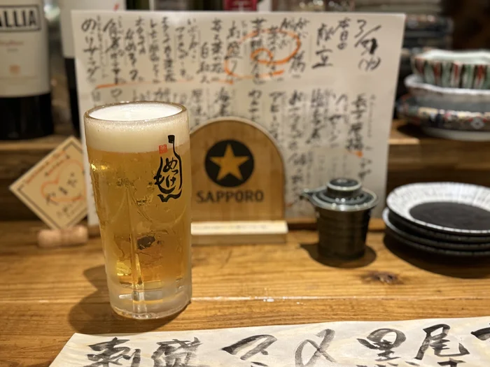 画像 めっけもんの黒ラベル生ビールとSAPPOROの卓上看板、手書きメニュー