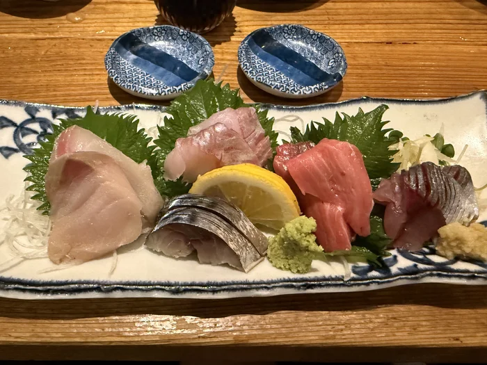 画像 めっけもんの本日の刺盛、5種類の魚が長皿に盛り付けられている