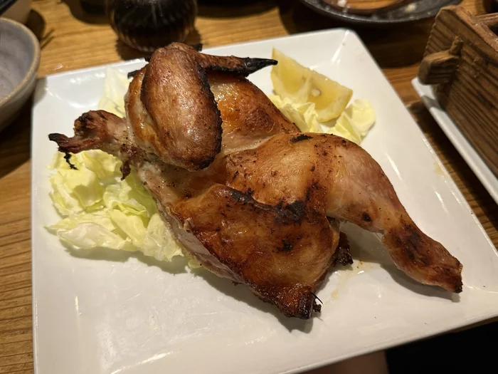 画像 めっけもんのがぶり鶏、ローストした鶏の半身が皿に盛り付けられている