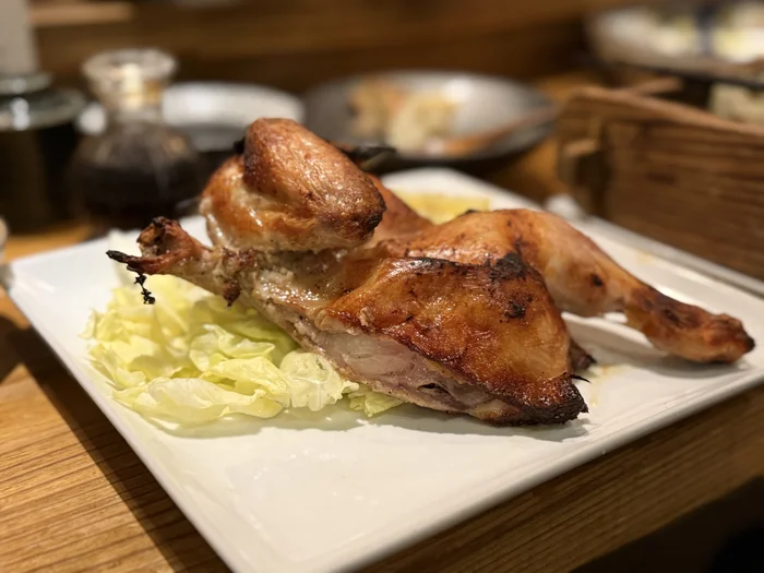 画像 めっけもんのがぶり鶏のアップ、皮目の焼き色と肉のジューシーさがわかる
