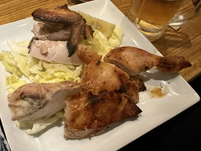 画像 めっけもんのがぶり鶏を手で食べ進めた状態、骨周りまでしゃぶりつくしたい