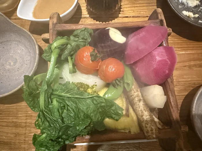 画像 めっけもんのお野菜蒸し、木の蒸籠に紫芋・赤蕪・トマト・小松菜などカラフルに盛り付け