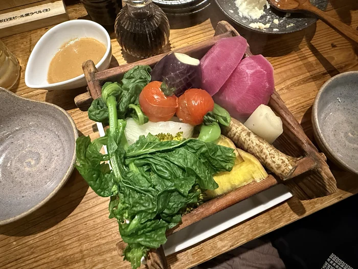 画像 めっけもんのお野菜蒸しを斜めから撮ったアングル、ごまだれのディップが添えられている