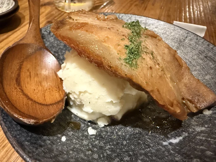 画像 めっけもんの角煮ポテサラ、ポテトサラダの上にとろりとした角煮が乗っている
