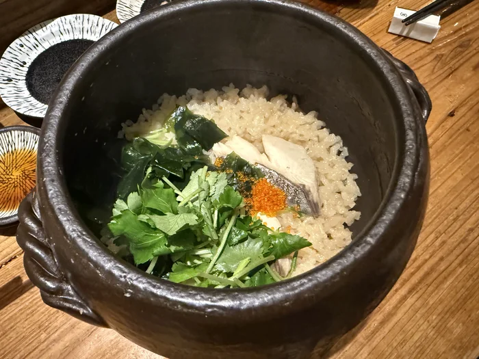 画像 めっけもんの土鍋ご飯、蓋を開けた瞬間の鰆と新わかめ、三つ葉、いくらの彩り