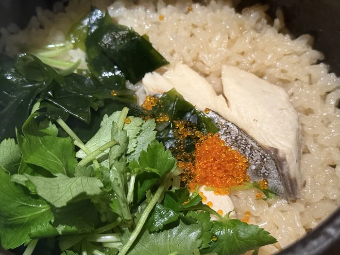 画像 めっけもんの土鍋ご飯のアップ、鰆の切り身と新わかめ、いくらの彩りが鮮やか