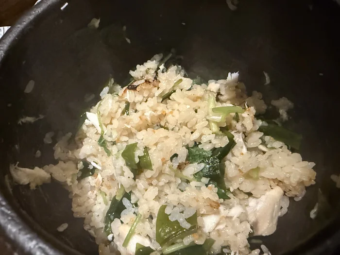 画像 めっけもんの土鍋ご飯を混ぜた後、米全体に鰆と新わかめの旨味が行き渡る