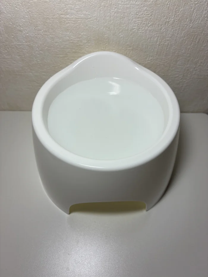 画像 セリアのフードボウル本体(白いプラスチック製)
