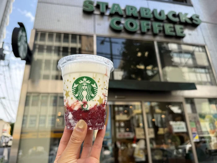 画像 スターバックス店舗前で手に持ったごろっとイチゴミルク