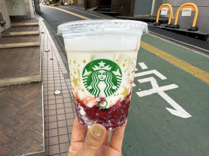 画像 2層がはっきり分かれたごろっとイチゴミルクのアップ