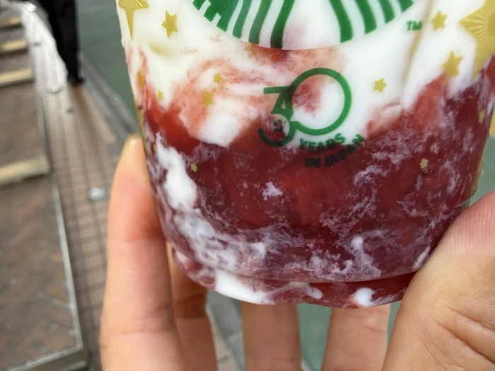 画像 ストローで混ぜている途中のドリンク