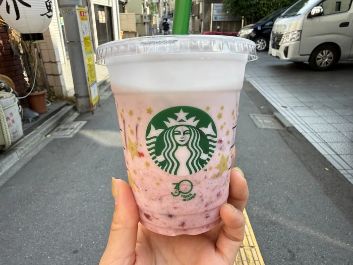 画像 しっかり混ぜて鮮やかなピンク色になったドリンク