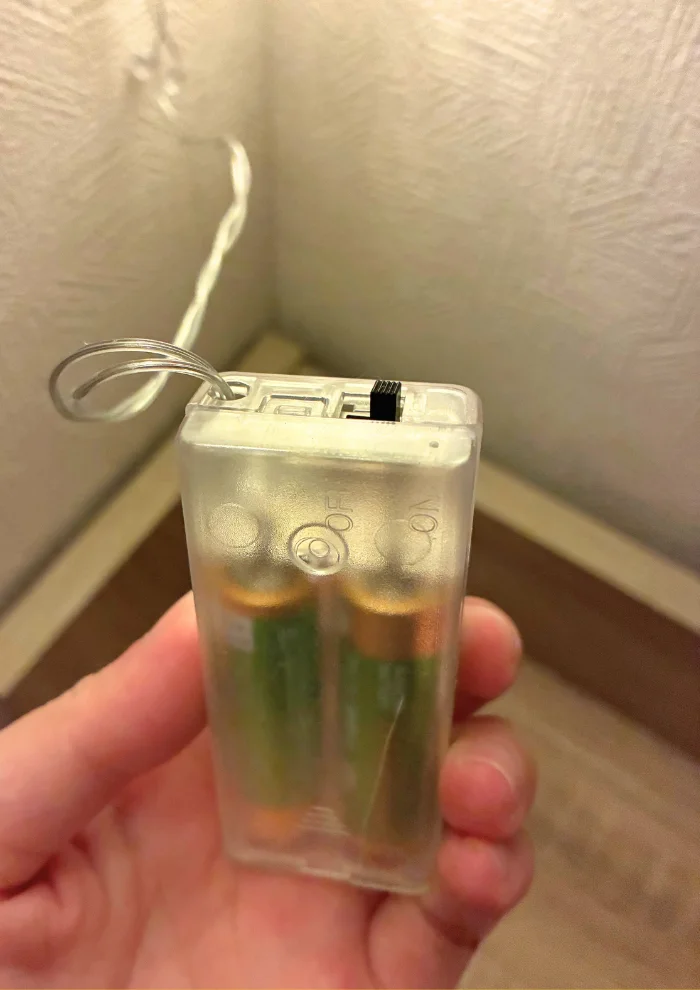 画像 電池ボックス。単3乾電池2本とスライドスイッチ