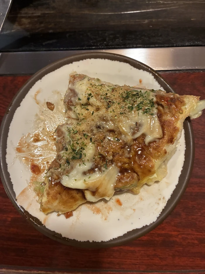 チーズがとろける取り分けたお好み焼き