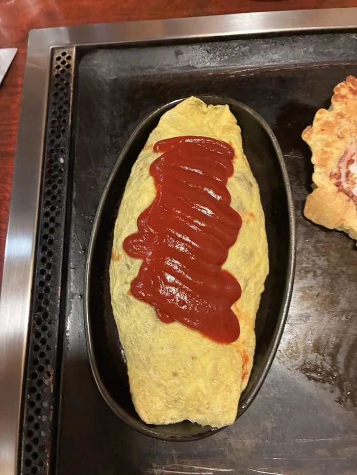 鉄皿にのったケチャップがけのオムそば