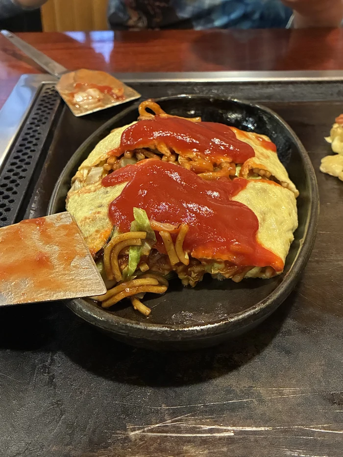 卵を開くと現れる焼きそばのオムそば