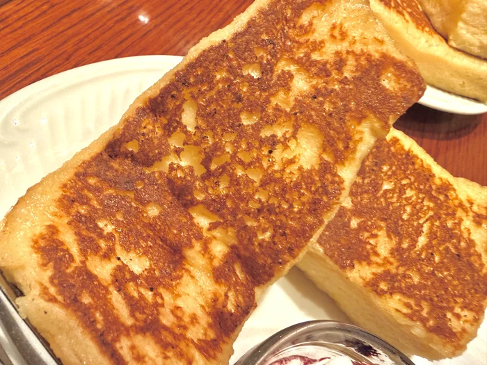 こんがりと焼き目のついたcafe AALIYAのフレンチトースト